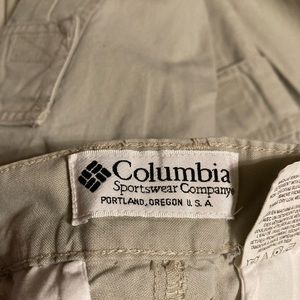 Women’s Columbia Sportswear pants size 4 with 6 pockets with 2 small stains